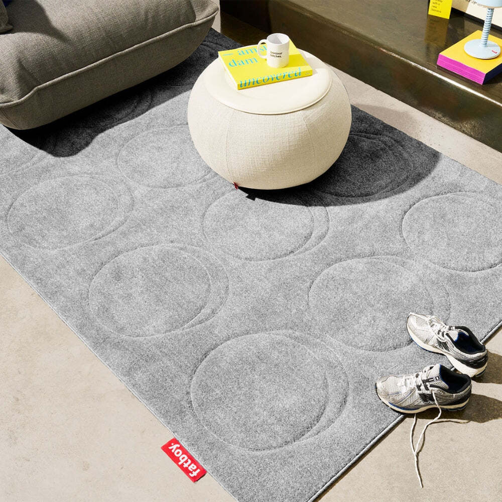 Outdoor lounge area featuring the Fatboy Dot Carpet and Fatboy Humpty Outdoor coffee table.