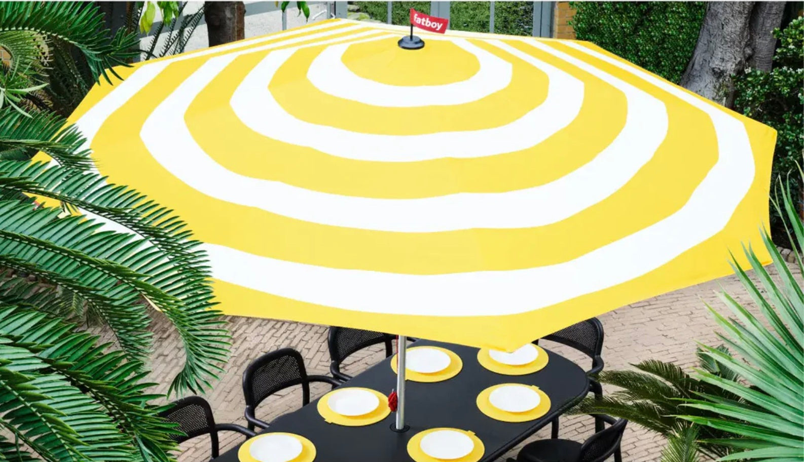Fatboy Toní Tablo table with yellow parasol set for outdoor dining, modern aluminium patio furniture for stylish entertaining